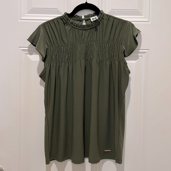 Anne Klein Tops - Beautiful Olive Flutter Sleeve Top